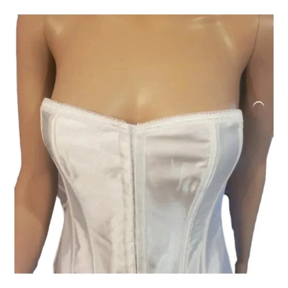 White Corset with Heart Cutout Shape on Back - Picture 4 of 9
